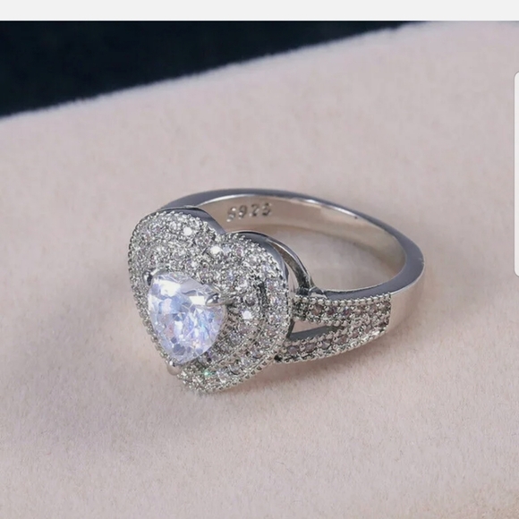 New gorgeous S925 stamped white sapphire ring - Picture 2 of 8